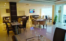 Monty Suites & Golf